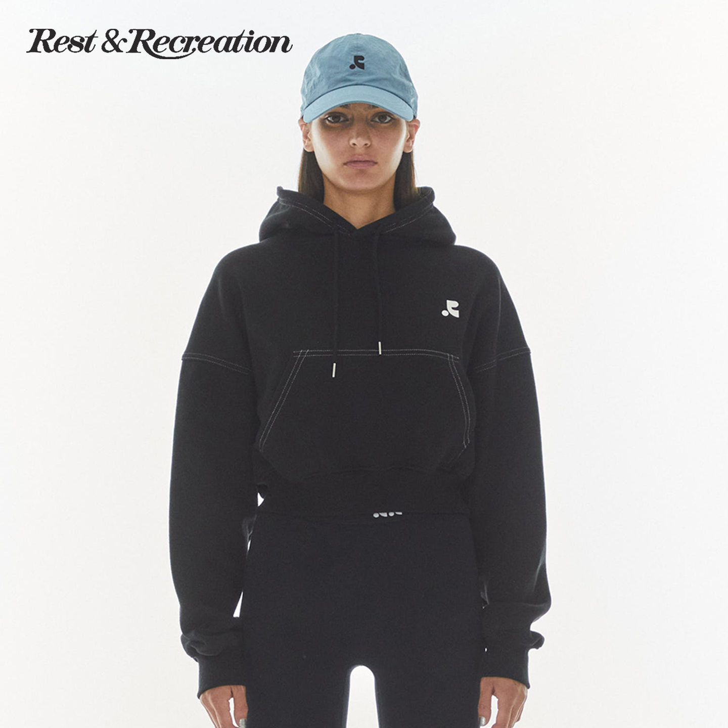 印花logo短款连帽套头卫衣女