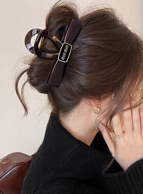 精致字母标蝴蝶结抓夹气质发夹女2025新款后脑勺鲨鱼夹高级感发饰
