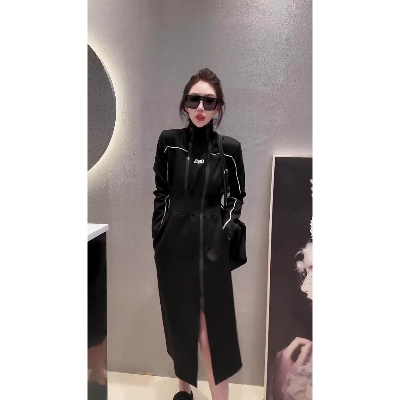 推荐网红爆款设计感时尚连衣裙女2026年春季新款韩版显瘦高领长款