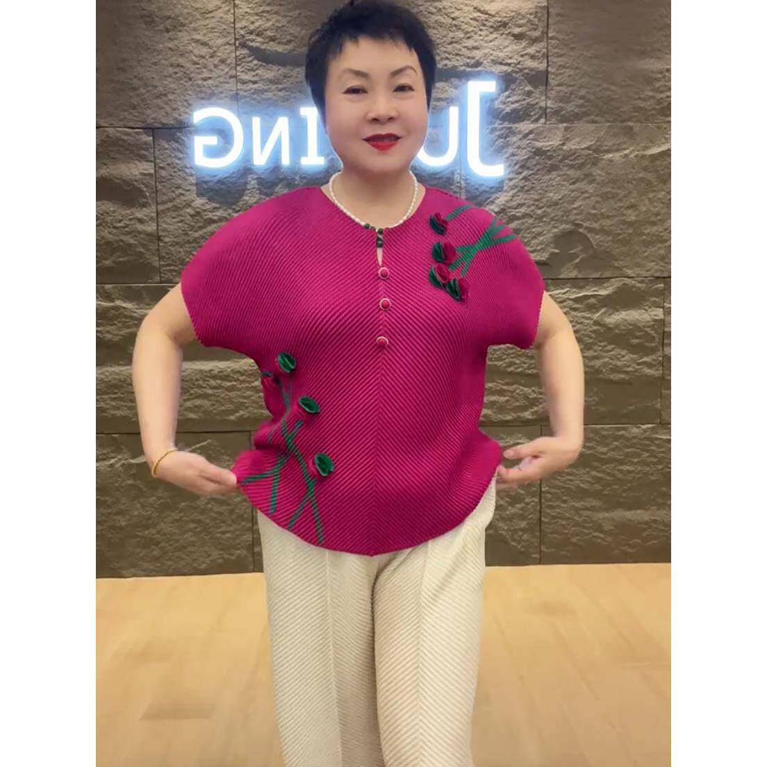 推荐休闲简约三扣立体花朵圆领褶皱短袖女新款时尚通勤百搭中老年