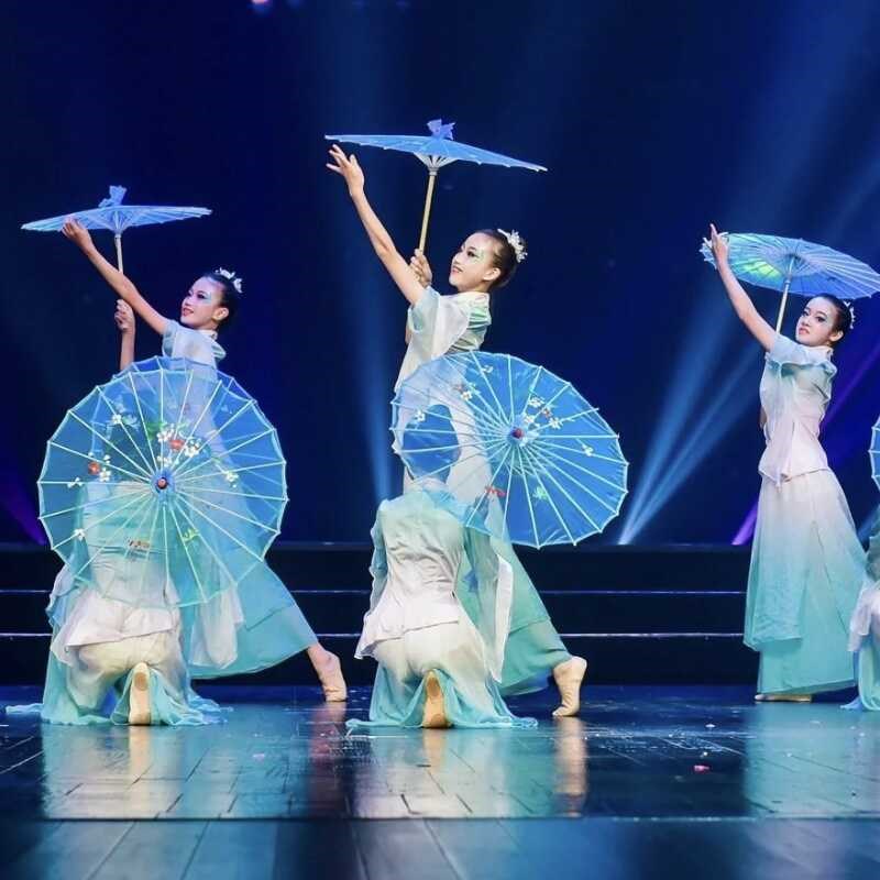 西子湖初妆舞蹈服装女飘逸中国风群舞古典舞演出服伞舞道具表演服