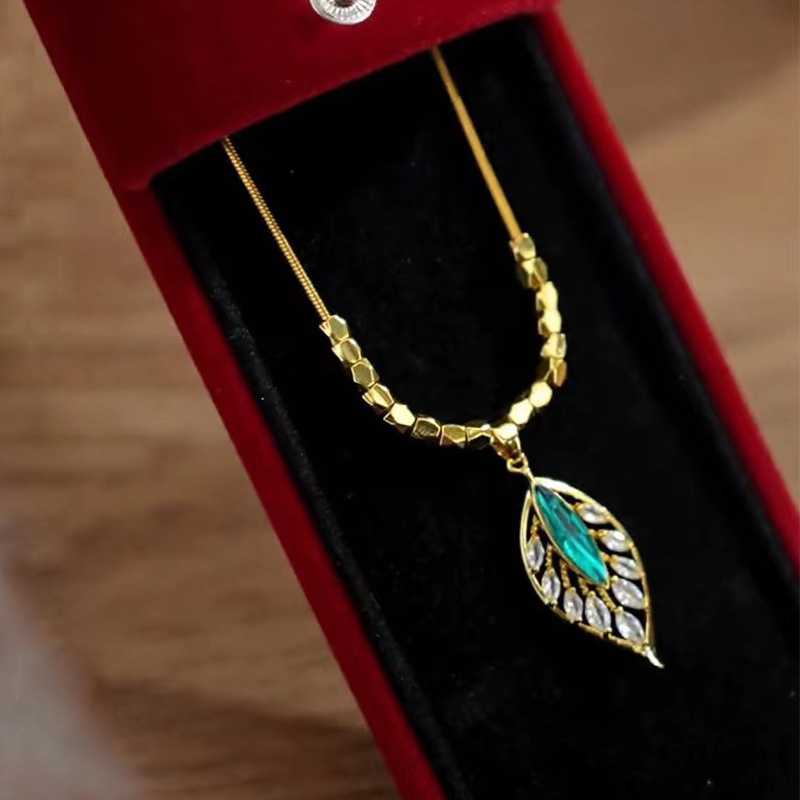 钛钢碎银几两金枝玉叶锁骨链女一叶暴富简约微镶锆石绿色树叶项链