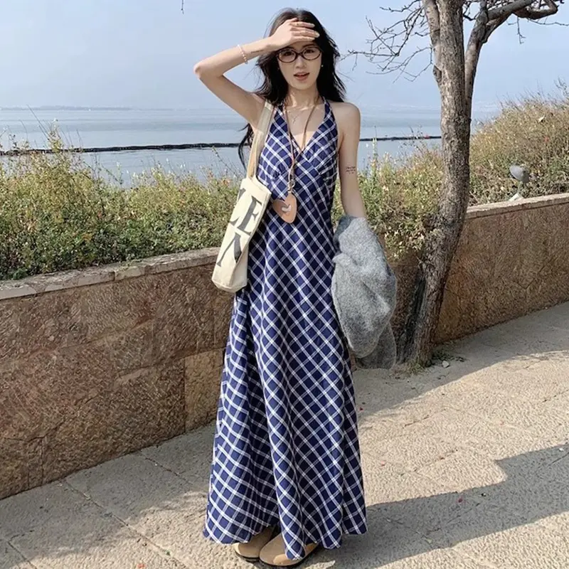早春装女款2025年新款法式复古V领挂脖格子吊带连衣裙气质中长裙