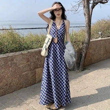 早春装女款2025年新款法式复古V领挂脖格子吊带连衣裙气质中长裙