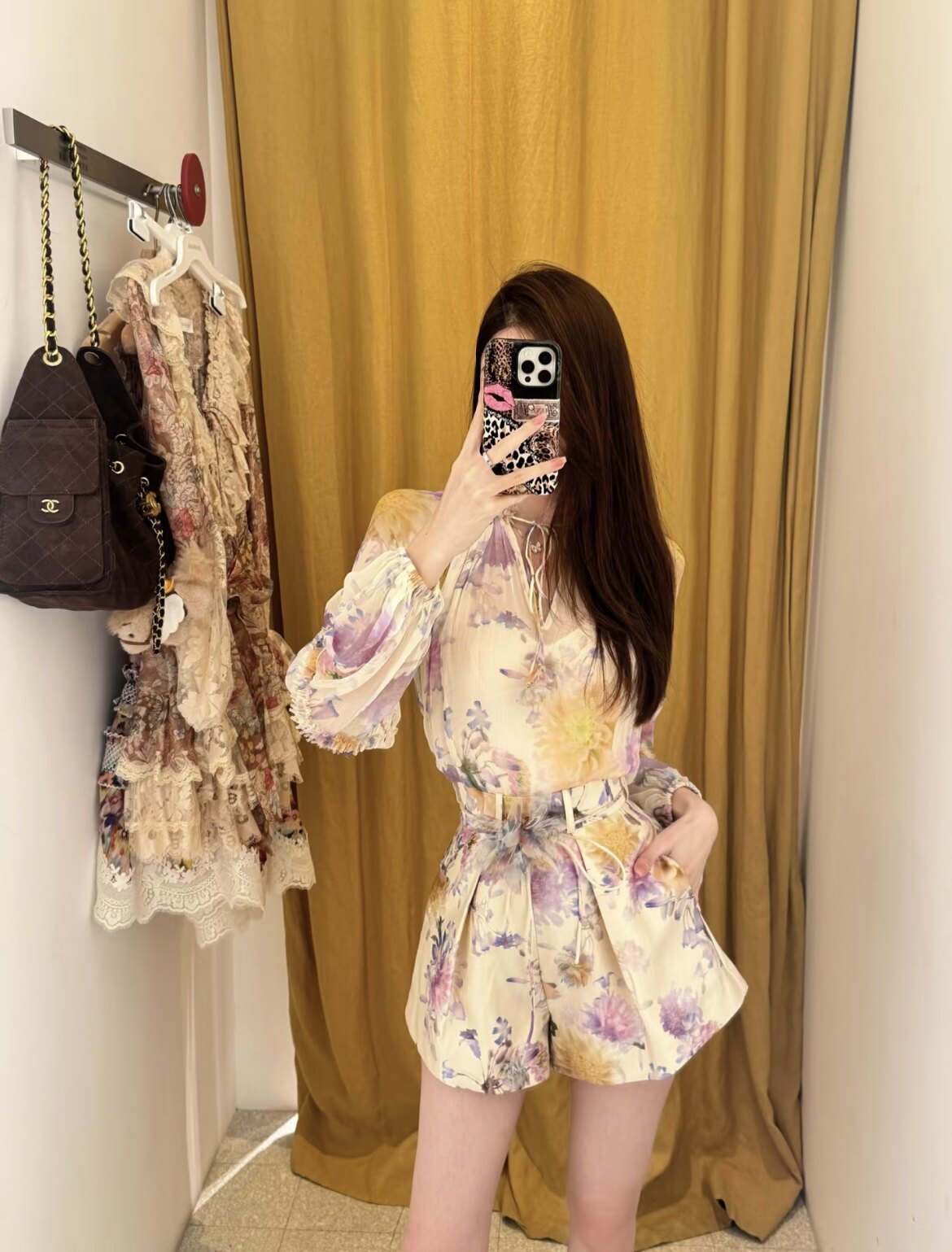 时尚高品-春秋新款花朵翻领上衣短裤浪漫碎花女士淡黄色套装2件套