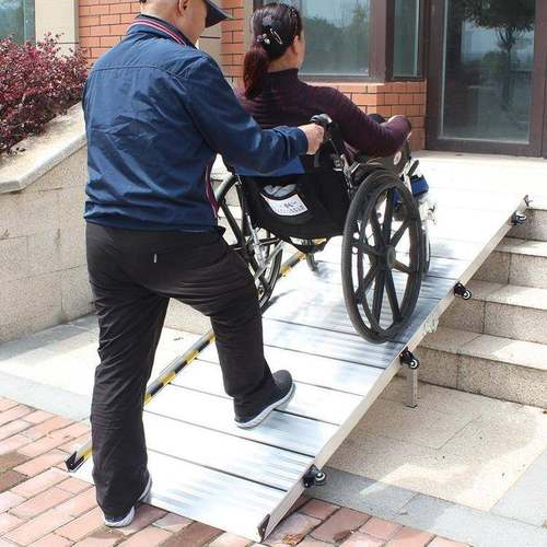 银色无障碍铝合金坡道板便携式防滑折叠移动楼梯斜坡爬楼台阶垫板