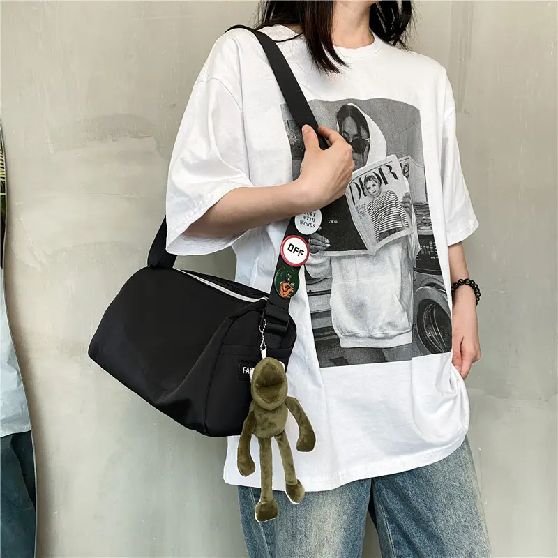 个性女斜挎包学生新款单肩包尼龙枕头包女式挎包百搭小布包高颜值