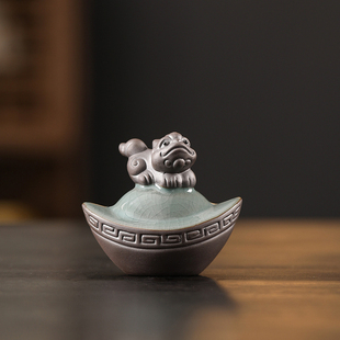 创意陶瓷手中有钱手把件招财貔貅手里有钳螃蟹钳摆件茶宠挂件解压