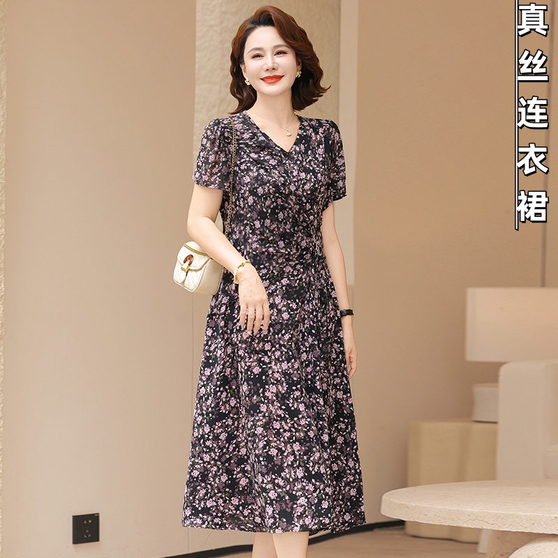 2025夏季新款妈妈真丝连衣裙女时尚舒适气质碎花收腰显瘦中长裙