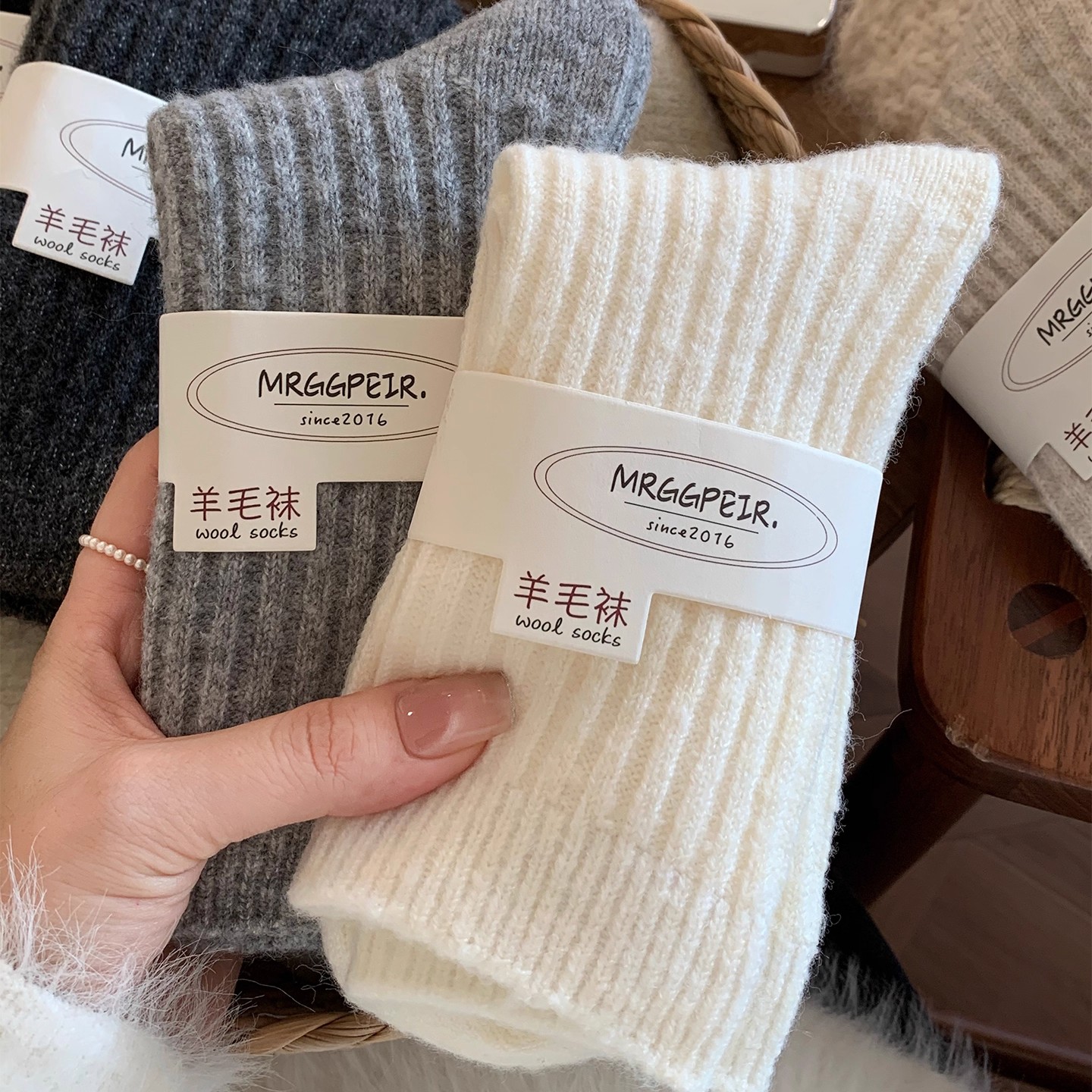 竖纹羊毛袜子女中筒袜春秋季款