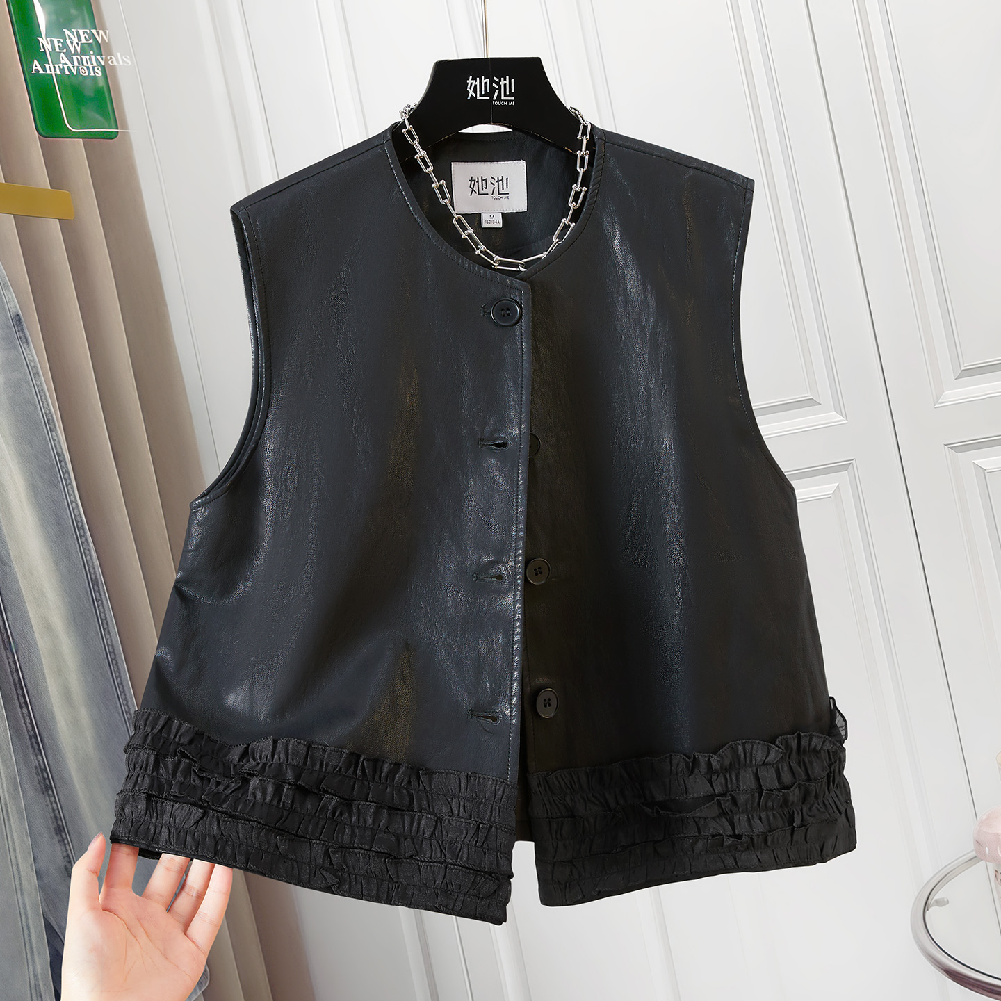 她池设计感木耳边单排扣叠穿马甲