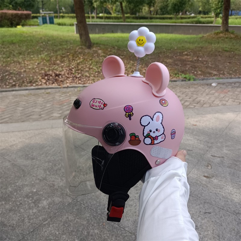 新国标3C认证1-5岁儿童电动车四季通用带护耳摔不烂可调节头围