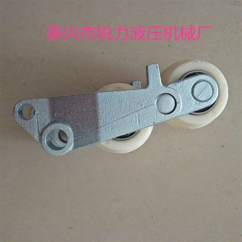 2吨3吨手动叉车轮子轮架总成尼龙轮聚氨酯轮子前轮架总成总成厂家