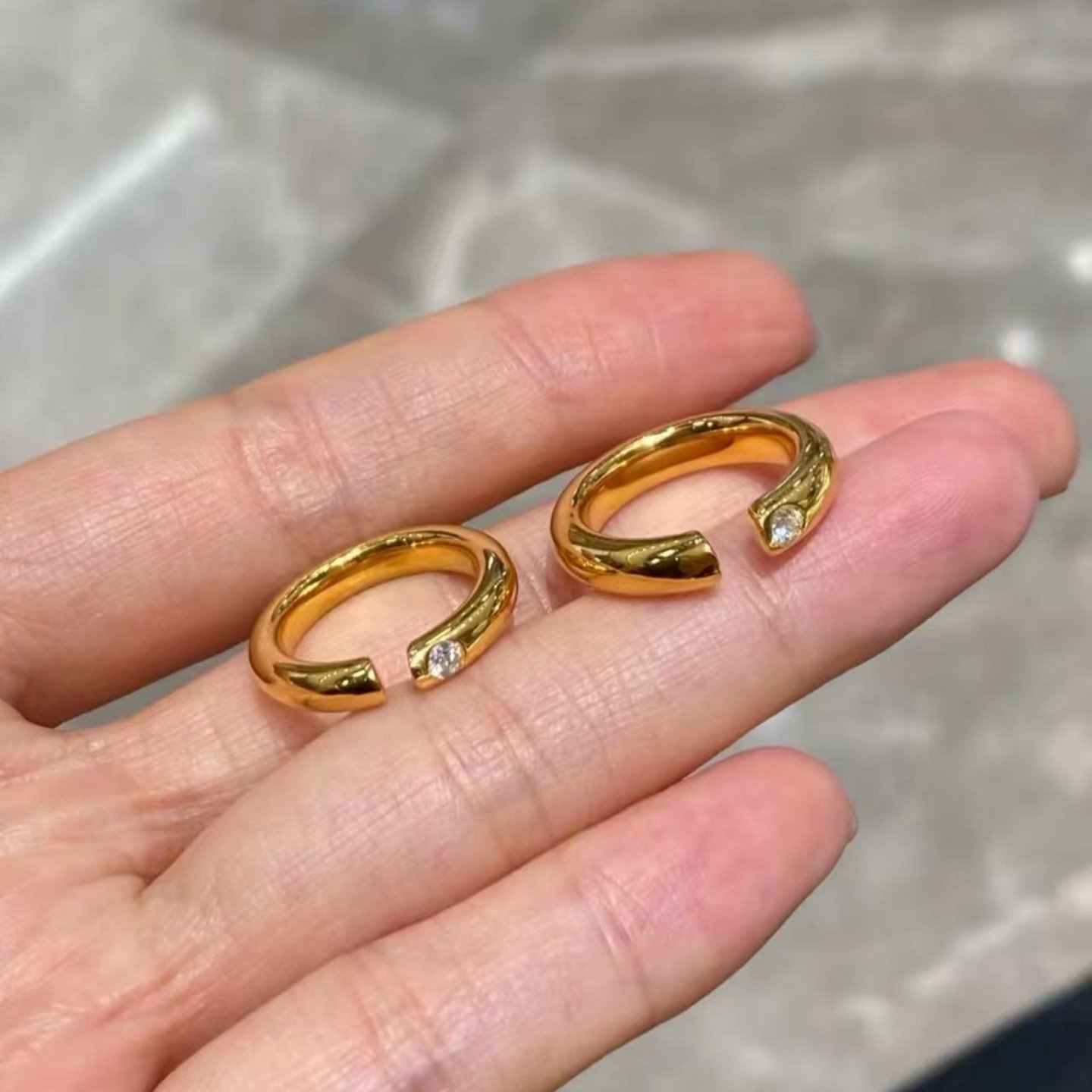 卡纯诗轻奢方糖镶钻泥鳅背戒指女金色开口戒可调节素圈黄金色仿真