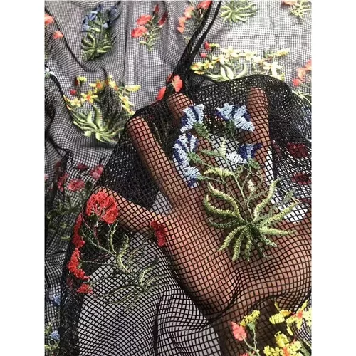 直销新款高档镂空绣花面料 网纱蕾丝花边 花团簇排绣刺绣布料