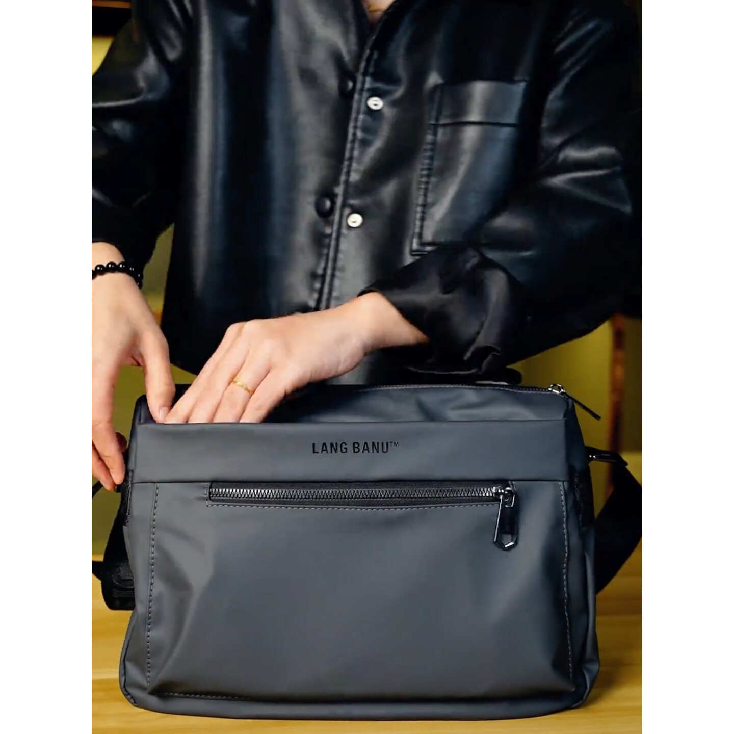 包包男士2025新款邮差包上班杂物通勤斜挎包小挎包大容量旅行包袋