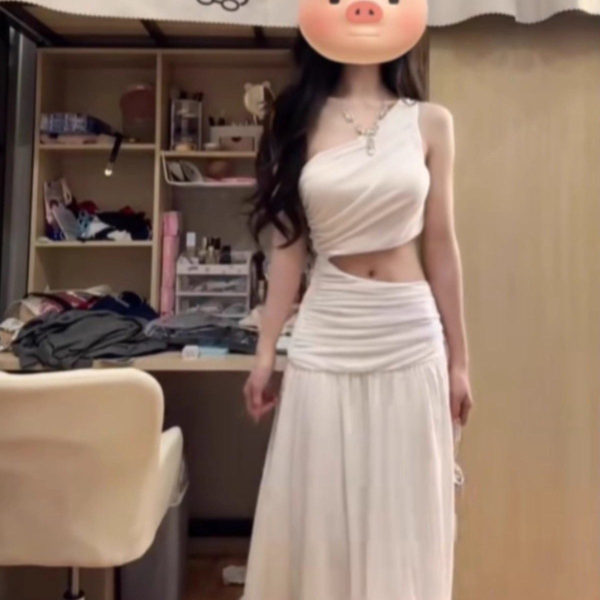 漂亮独特高级清冷感白色斜肩露腰连衣裙女海边度假氛围感超仙长裙