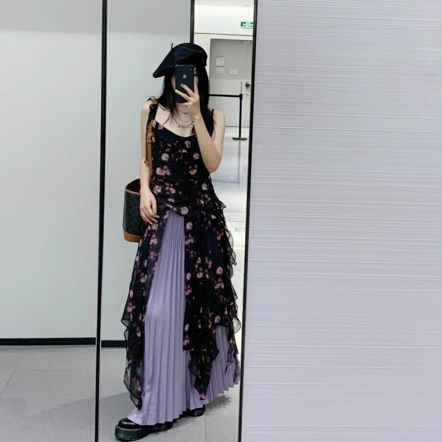 2025超火夏装一整套辣妹套装吊带碎花连衣裙叠穿紫色缎面百褶长裙