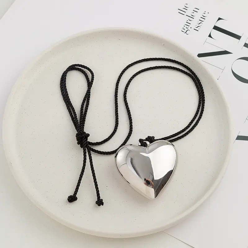 韩国博主ver同款爱心吊坠项链女2025新款爆款长毛衣链春天配饰