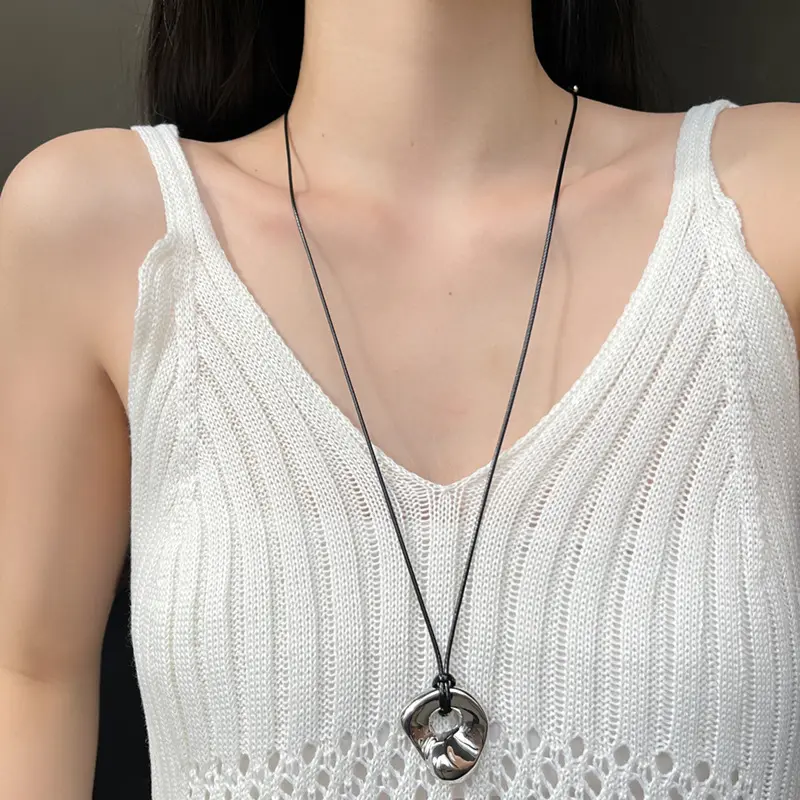 日系极简时尚轻奢小众抽象艺术镂空吊坠皮绳可调节项链毛衣链配饰