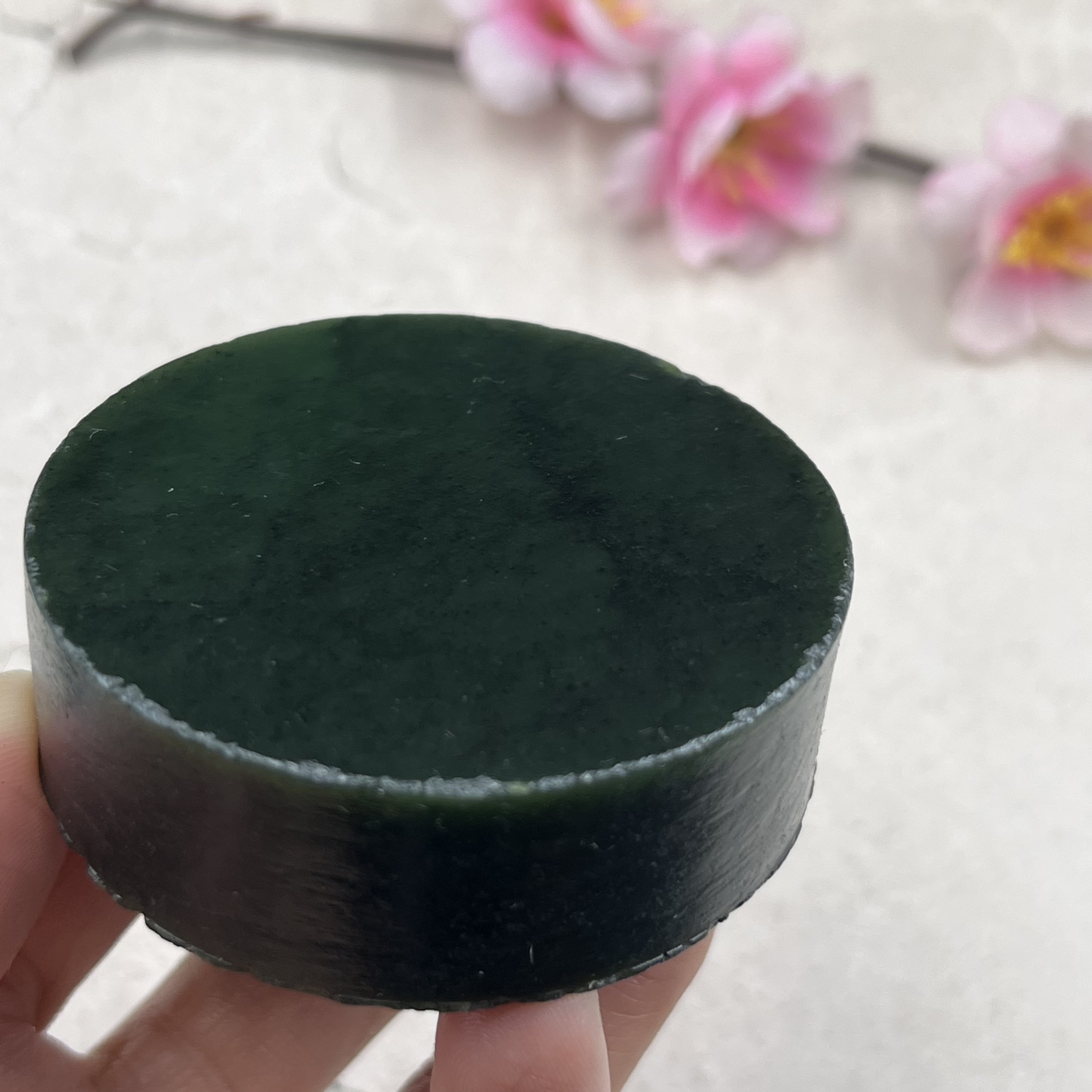 新疆和田玉碧玉菠菜绿手镯芯牌子边角料玉石圆牌镇纸包邮125克ta图片