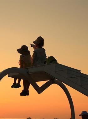 户外景区网红打卡拍照浪漫天梯防腐木创意爱心云梯景观摆件镀锌钢