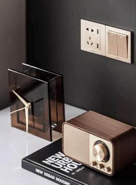 音乐主题轻奢样板间主卧室床头柜桌面组合摆件书桌音响座钟软装饰