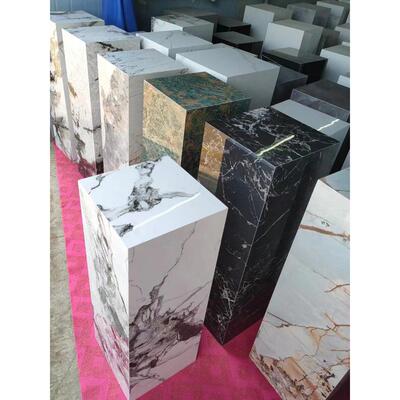 轻豪华大理石基础客厅入口电视柜旁边的地板柱石码头装饰展示桌石
