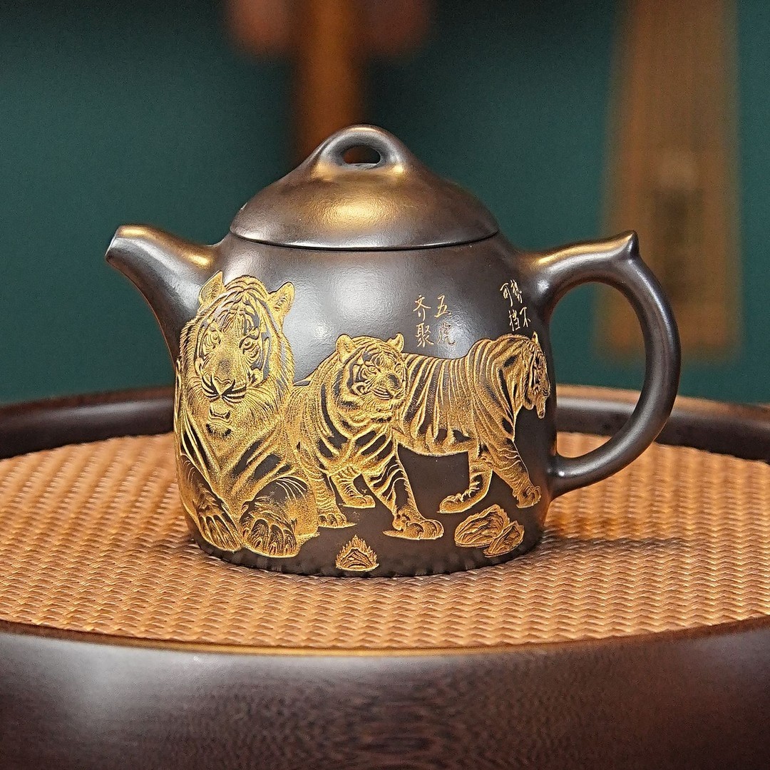 宜兴紫砂大师手工茶具金鸡公原矿石黄泥料刻绘五虎泰权泡茶壶送礼