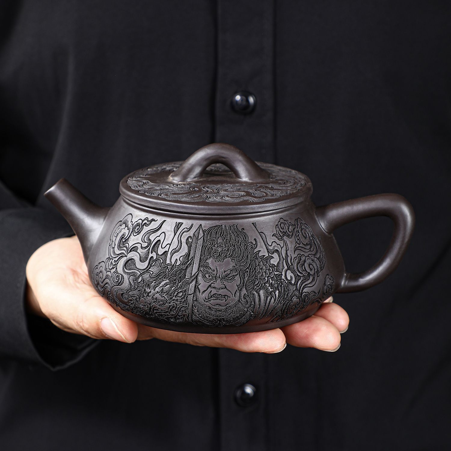 宜兴原矿紫砂手工浮雕龙纹茶壶