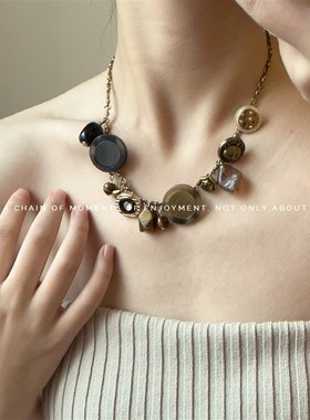 中式美拉德高级感黑金木纹虎眼石项链复古黄铜做旧钮扣锁骨毛衣链