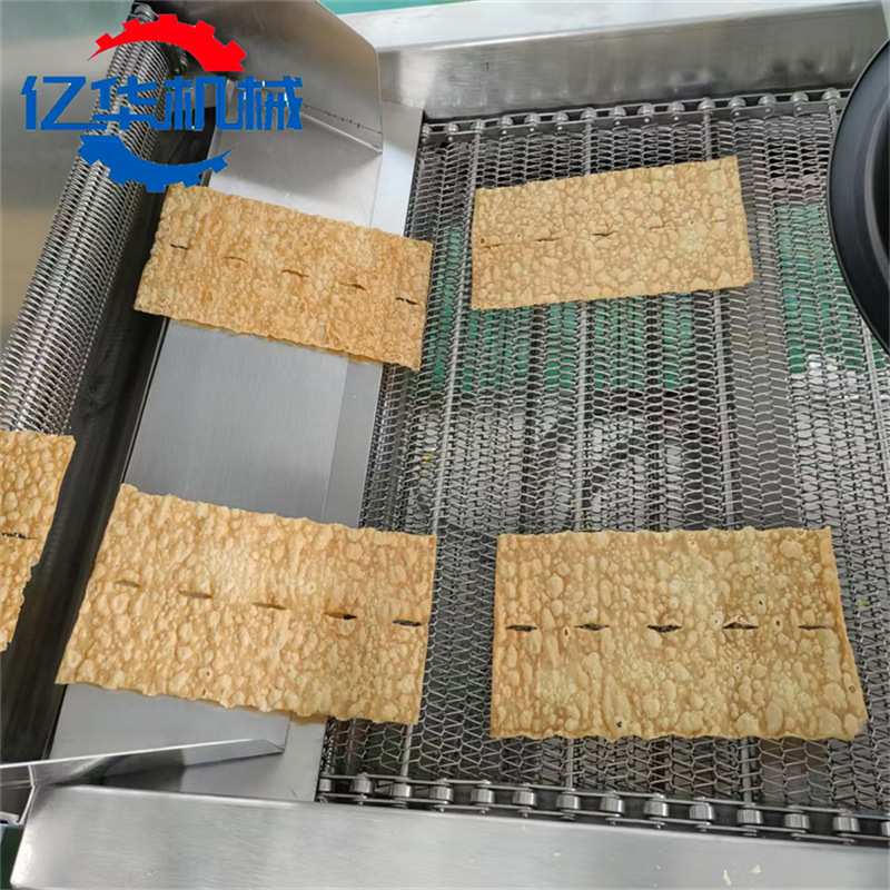 全自动薄脆油炸机 刮渣型炸脆皮设备 亿华新款豆腐片油炸机