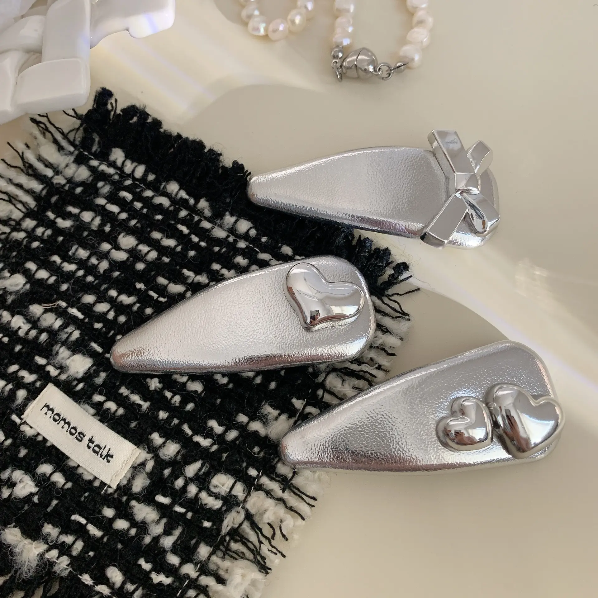 甜酷港风新款小众设计银色爱心仿皮bb夹发夹侧边刘海夹发卡发饰