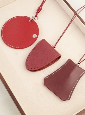 拉红眼镜夹挂脖小包项链红色墨镜夹挂绳皮质毛衣链配饰