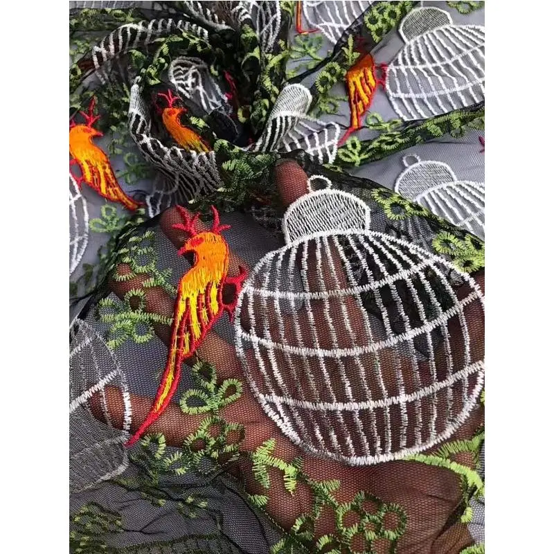 直销 新款网纱绣花女装布料 刺绣花边 婚纱蕾丝面料 鸟笼花绣