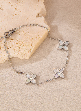 OPK欧美IN风时尚百搭钛钢幸运草轻奢高级感白色母贝不锈钢手链女