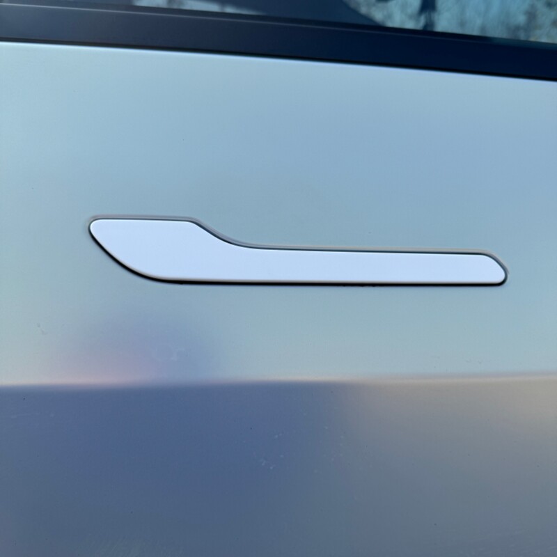特斯拉焕新版model3y亮白色车标