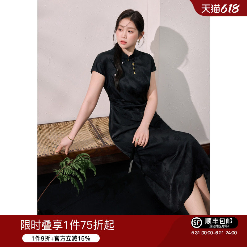 蓝语大码新中式立领盘扣设计旗袍素雅黑色缎面立体提花修身连衣裙