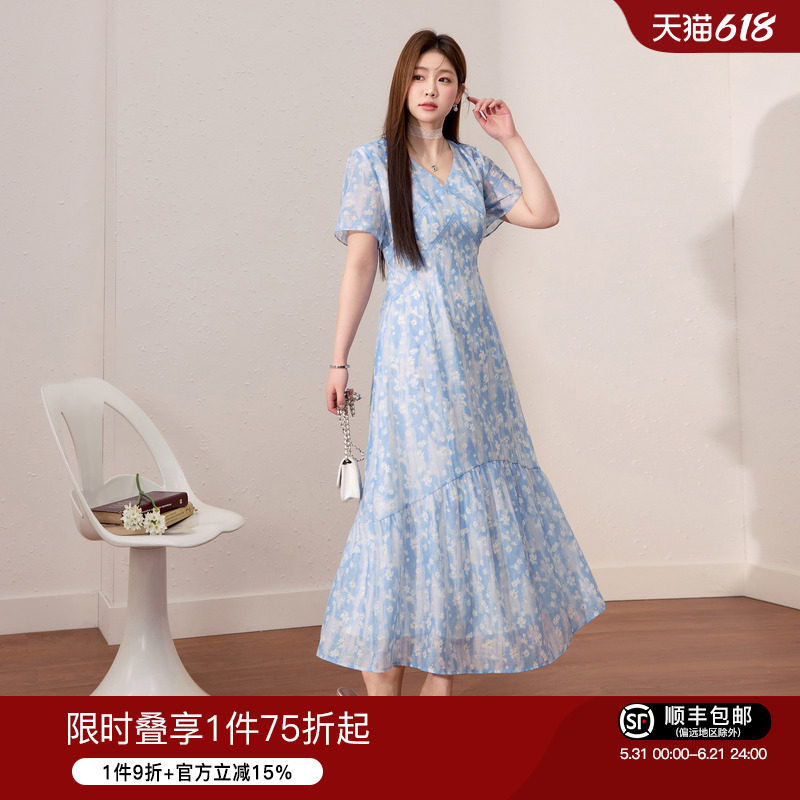 蓝语大码女装度假风v领蓝色碎花连衣裙2026夏季显瘦独特漂亮a字裙