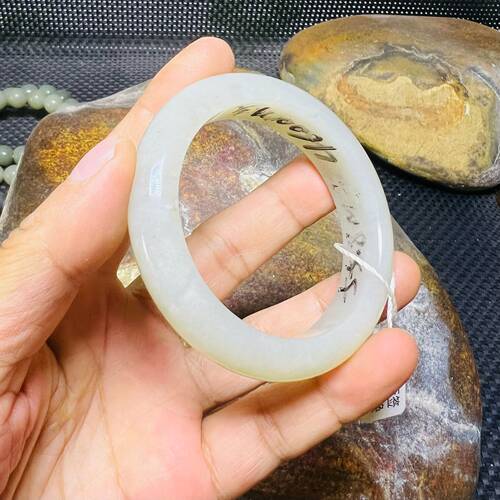 和田玉籽料手镯59mm有结构