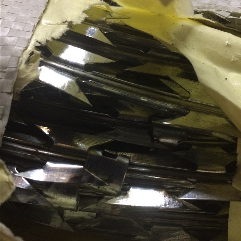 镀锌刀片刺网刺绳刺丝滚笼围墙带刀片刺铁丝网钢丝防爬防盗防护网