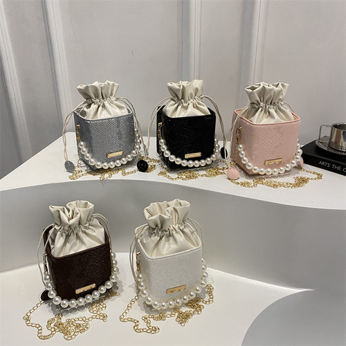 流行小众珍珠手提水桶包女包2025春新款轻奢单肩包休闲斜挎包