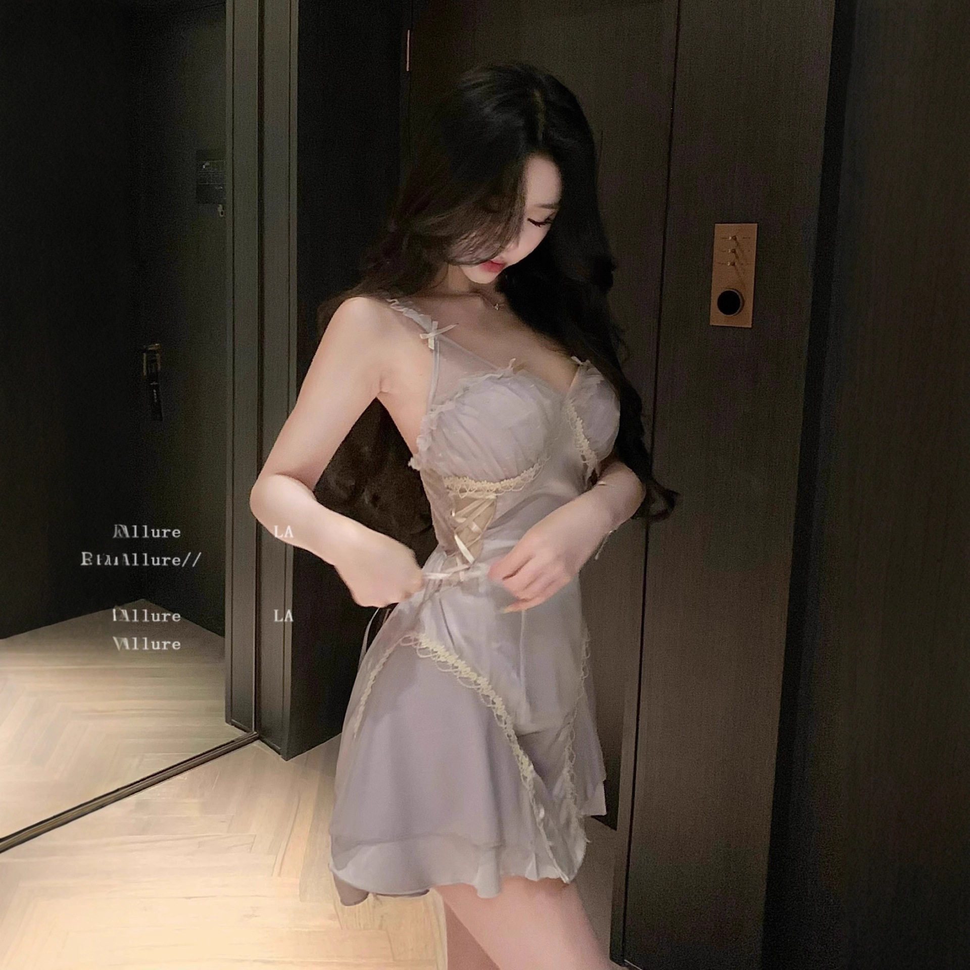西诗 我见尤伶*带胸垫蕾丝法式纯欲性感深V领缎面显瘦修身连衣裙