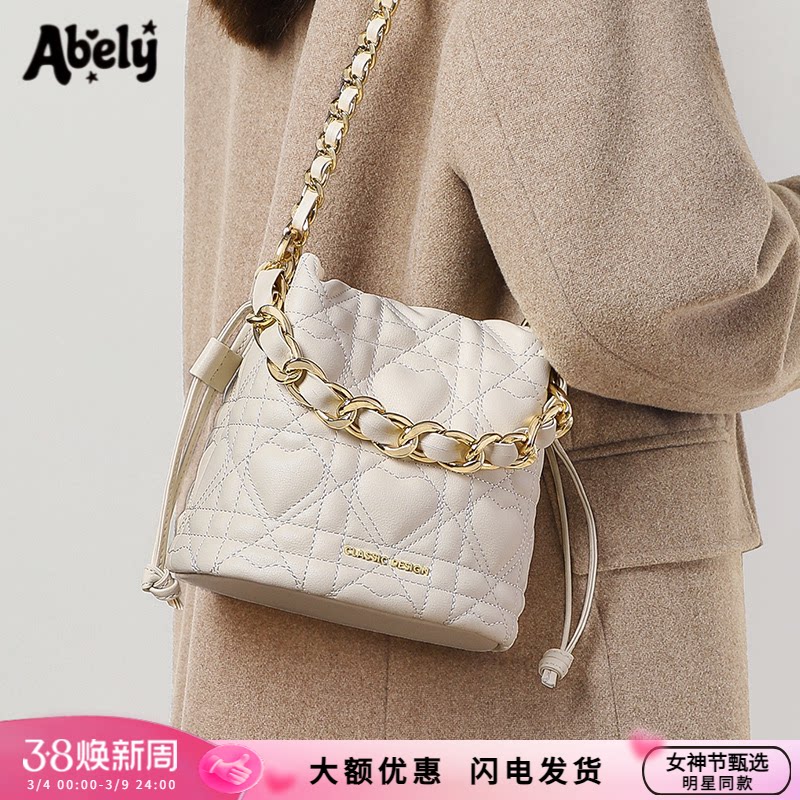Abely阿贝莉新款女包菱格链条斜挎包白色水桶包真皮高级感单肩包