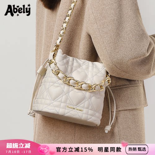 Abely新款2026女包斜挎包水桶包