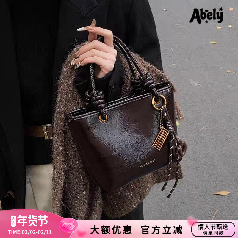 阿贝莉秋冬新款小包包女2026复古质感手提水桶包高级百搭通勤斜挎