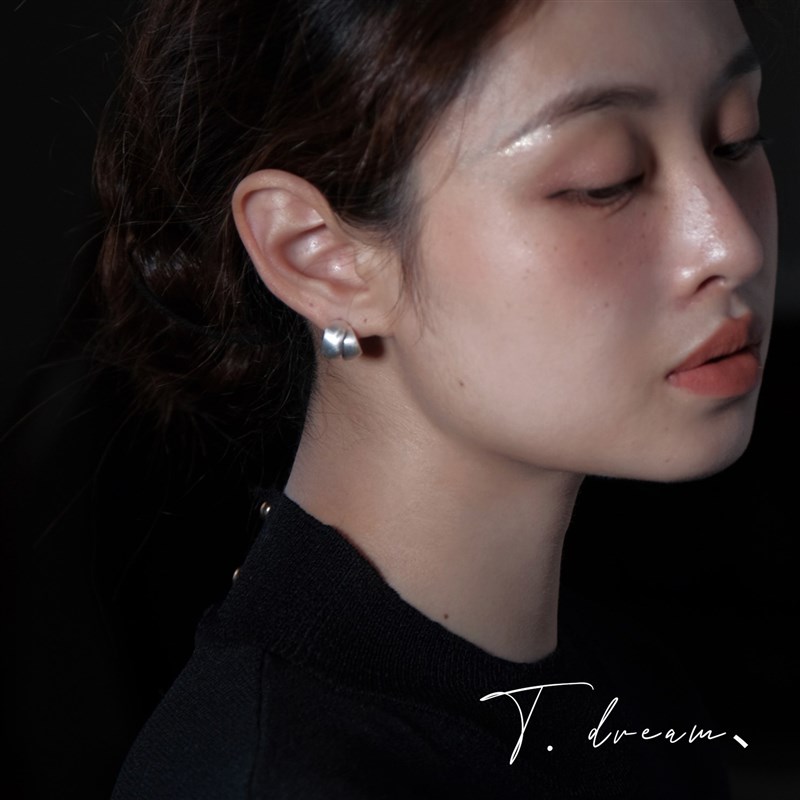 《极简主义》简约通勤耳环女小众设计高级耳饰耳钉耳坠2025新款