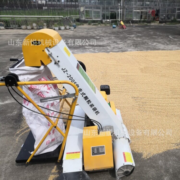 下乡收稻谷装粮机自走式全自动扒谷机晒场收谷装袋机
