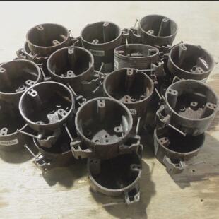 New Lot of 25 Thomas  Betts 4170C UN4170C Rnd NailOn Outlet