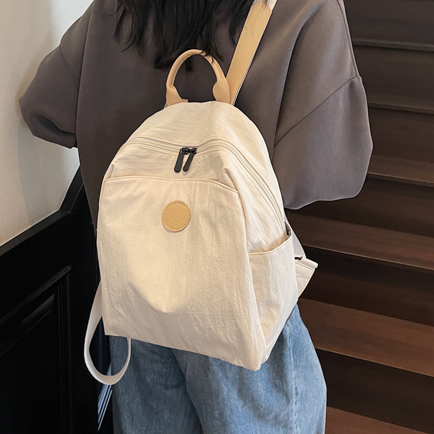 大容量女士外出双肩包轻便旅游登山包上班通勤小背包学生上课书包